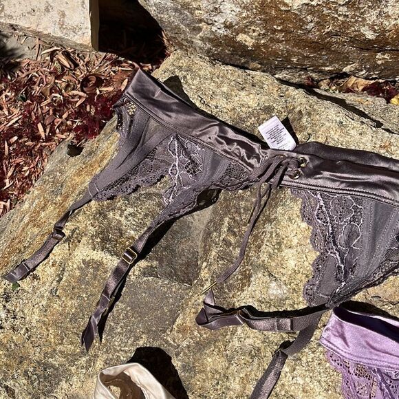 Victoria’s Secret Garters - Picture 8 of 11